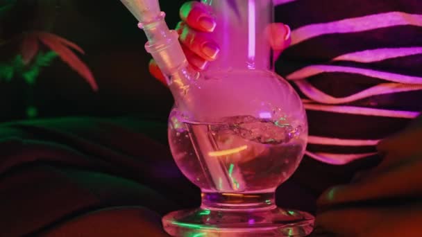 Rökning Medicinsk Marijuana Glas Vatten Bong Neon Ljus Hemma Cannabistobak — Stockvideo