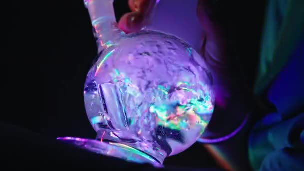 Tıbbi Marihuana Içmek Evdeki Neon Işıkta Cam Bongu Içmek Esrar — Stok video