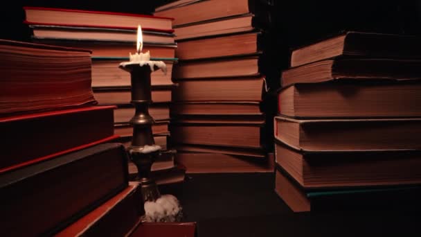 Βιβλιοθήκη Στοίβα Από Παλιά Βιβλία Slider Macro Πλάνα Κάμερα Κινείται — Αρχείο Βίντεο