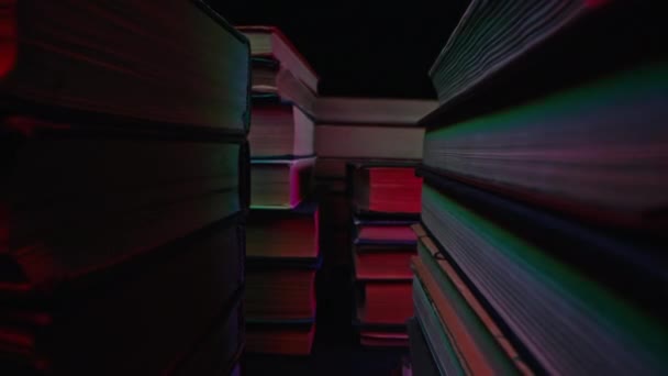 Biblioteca Pila Libros Antiguos Slider Macro Metraje Cámara Moviéndose Entre — Vídeos de Stock