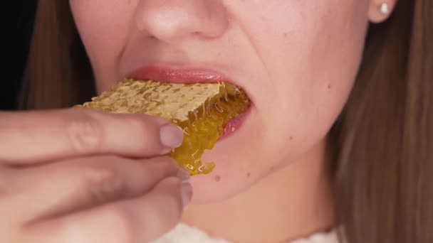 Γυναίκα Τρώει Μέλι Κηρήθρα Κλείσε Στόμα Σου Υγιεινή Τροφή Φυσικά — Αρχείο Βίντεο