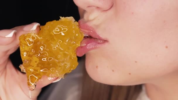 Kvinne Som Spiser Honning Med Voks Honningkake Nærmeste Munn Sunn – stockvideo