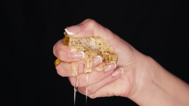 Kadın Eli Bal Dolu Bal Petekleri Sıkıyor Damlayan Tatlı Sıvı — Stok video