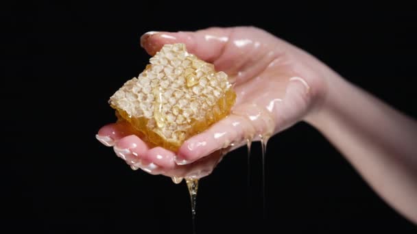 Γυναικείο Χέρι Κηρήθρες Γεμάτες Μέλι Στάζει Ρίχνει Νόστιμο Γλυκό Υγρό — Αρχείο Βίντεο