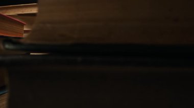 Kütüphane dolusu eski kitaplar, sürgülü makro görüntüler, antika dükkanında sıraların arasında hareket eden kamera. Klasik tarzda bir kitapçı. Edebiyat, bilgi, bilgi kavramı. Yüksek kalite 4k görüntü