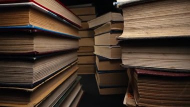 Eski kitapların kütüphane koridoru, sürgülü makro görüntüler, antika dükkanında sıraların arasında hareket eden kamera. Klasik tarzda bir kitapçı. Edebiyat, bilgi, bilgi kavramı. Yüksek kalite 4k görüntü