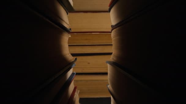 Bibliotheek Stapel Oude Boeken Slider Macro Opnames Camera Beweegt Tussen — Stockvideo