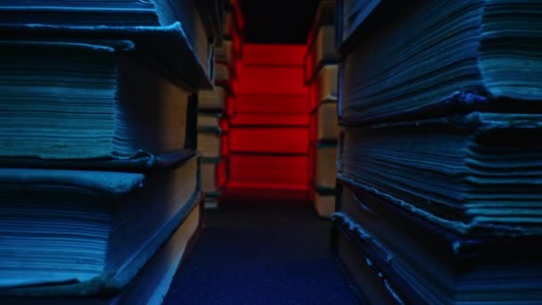Biblioteczny Stos Starych Książek Suwak Makro Kamera Poruszająca Się Między — Wideo stockowe