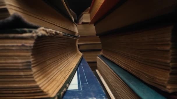 Biblioteca Pasillo Libros Antiguos Slider Macro Metraje Cámara Moviéndose Entre — Vídeo de stock