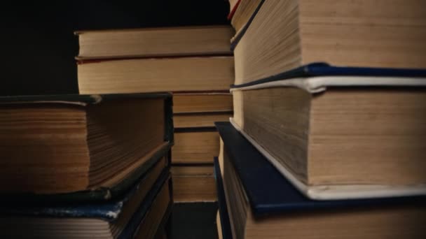 Biblioteksgången Med Gamla Böcker Reglaget Makro Bilder Kamera Som Rör — Stockvideo