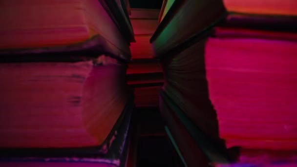 Biblioteca Pasillo Libros Antiguos Slider Macro Metraje Cámara Moviéndose Entre — Vídeos de Stock
