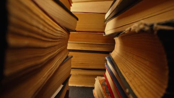 Biblioteca Pila Libros Antiguos Slider Macro Metraje Cámara Moviéndose Entre — Vídeo de stock