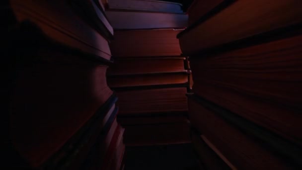 图书馆过道的旧书 滑翔机宏观镜头 相机移动之间的行古董店 旧式书店 信息概念 高质量的4K镜头 — 图库视频影像