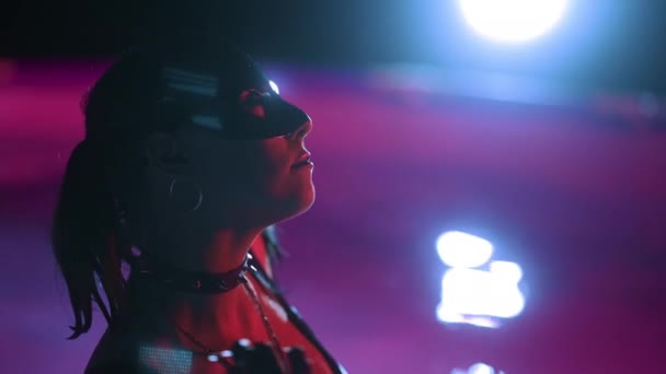 Bdsm Kostümlü Seksi Kadın Gece Havuzda Dans Eden Lateks Maske — Stok video