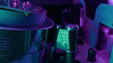 VHS mekanik video kaset oynatıcısı teyp manyetik kafa yerleştiriyor. Kasette kaset, ses kaydedici ya da oynatıcı ile döndürme makarası. Makro.