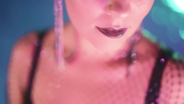 Havuz Suyundaki Süslü Kadınların Gülen Dudakları Parti Zamanı Muhteşem Parlayan — Stok video