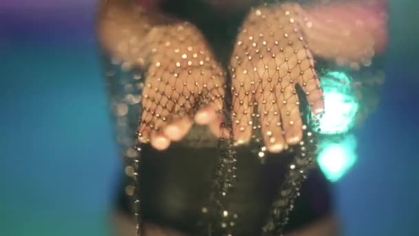 Havuz Suyu Partisinde Dans Eden Tanınmayacak Kadar Çekici Bir Kadın — Stok video