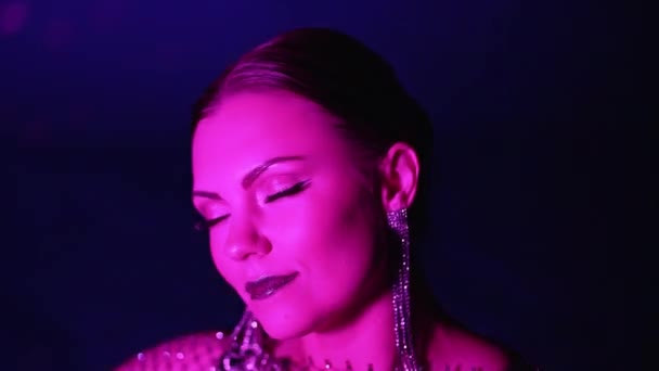Havuz Suyu Partisinde Neon Işıklı Işıklar Altında Dans Eden Göz — Stok video