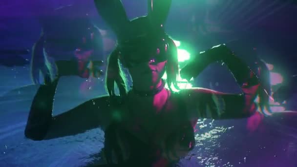 Bdsm Kostümlü Seksi Kadın Gece Havuzda Dans Eden Lateks Maske — Stok video