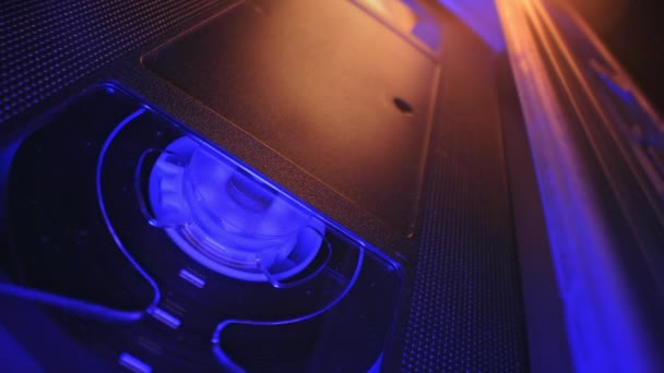 中Vcr Vhsメカニズム ビデオカセットプレーヤー再生 磁気ヘッド ビデオテープによる回転リール 非常にマクロな映像 シネマの背景 — ストック動画