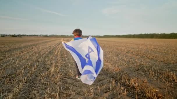 Šťastný Izraelský Židovský Malý Roztomilý Chlapec Pobíhající Izraelskou Národní Vlajkou — Stock video