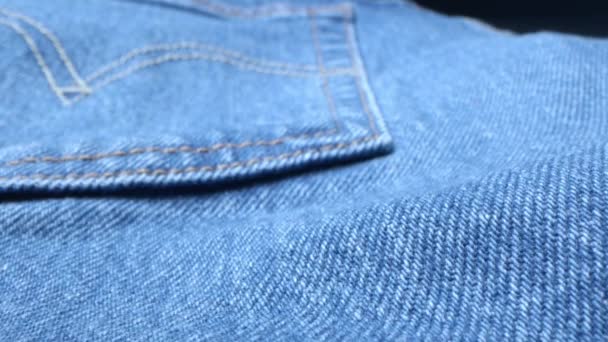 Macro Shot Van Blauwe Denim Stof Professionele Fabrieksnaad Jeans Broek — Stockvideo