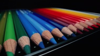 Pastel boyalar mükemmel bir çizgi halinde. Çocuklar için gökkuşağı enstrümanları, öğrenciler, tasarımcılar, sanatçı çizimleri. Okula dönelim. Ekstrem makro kaydırma doli görüntü renkli grafit kalemler ayarlandı.