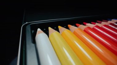 Pastel boyalar mükemmel bir çizgi halinde. Çocuklar için gökkuşağı enstrümanları, öğrenciler, tasarımcılar, sanatçı çizimleri. Okula dönelim. Ekstrem makro kaydırma doli görüntü renkli grafit kalemler ayarlandı.