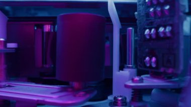 VCR VHS mekanizması içinde, video kaset oynatıcı, manyetik kafa. Döndürme makarasında video kaset var. Son derece makro görüntüler. Sinema arkaplanı.