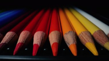 Pastel boyalar mükemmel bir çizgi halinde. Çocuklar için gökkuşağı enstrümanları, öğrenciler, tasarımcılar, sanatçı çizimleri. Okula dönelim. Ekstrem makro kaydırma doli görüntü renkli grafit kalemler ayarlandı.
