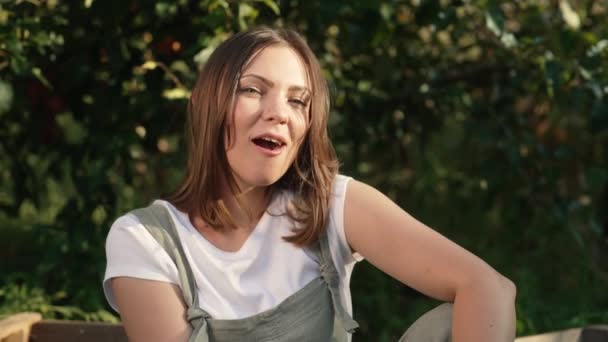 Kadın Yemek Yiyor Meyve Bahçesinde Ağaçtan Kırmızı Elma Isırıyor Mutlu — Stok video