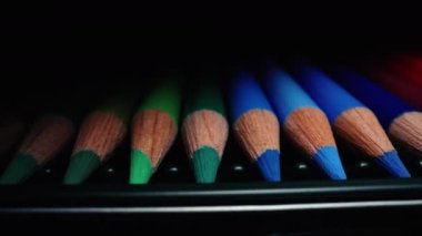 Pastel boyalar mükemmel bir çizgi halinde. Çocuklar için gökkuşağı enstrümanları, öğrenciler, tasarımcılar, sanatçı çizimleri. Okula dönelim. Ekstrem makro kaydırma doli görüntü renkli grafit kalemler ayarlandı.