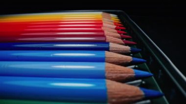 Pastel boyalar mükemmel bir çizgi halinde. Çocuklar için gökkuşağı enstrümanları, öğrenciler, tasarımcılar, sanatçı çizimleri. Okula dönelim. Ekstrem makro kaydırma doli görüntü renkli grafit kalemler ayarlandı.