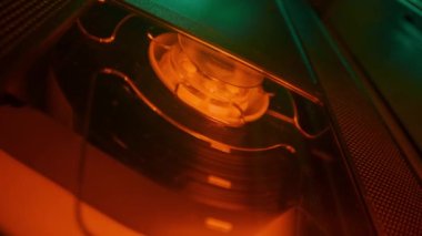 VCR VHS mekanizması içinde, video kaset oynatıcı, manyetik kafa. Döndürme makarasında video kaset var. Son derece makro görüntüler. Sinema arkaplanı.