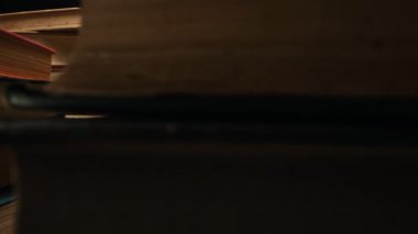 Kütüphane dolusu eski kitaplar, sürgülü makro görüntüler, antika dükkanında sıraların arasında hareket eden kamera. Klasik tarzda bir kitapçı. Edebiyat, bilgi, bilgi kavramı. Yüksek kalite 4k görüntü