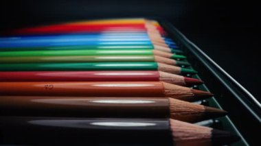 Pastel boyalar mükemmel bir çizgi halinde. Çocuklar için gökkuşağı enstrümanları, öğrenciler, tasarımcılar, sanatçı çizimleri. Okula dönelim. Ekstrem makro kaydırma doli görüntü renkli grafit kalemler ayarlandı.
