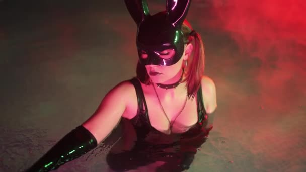 Deri Bdsm Maskeli Şehvetli Kadın Neon Işığı Altında Havuz Suyunda — Stok video