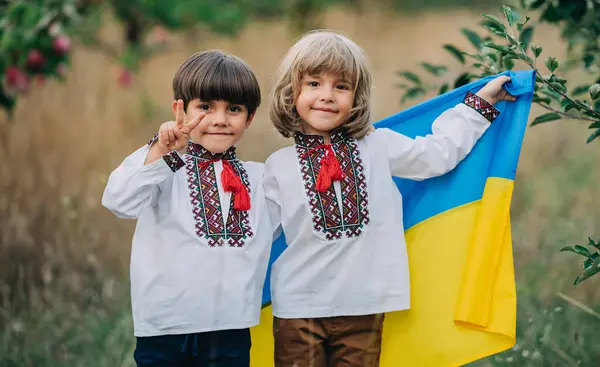 Красиві Щасливі Хлопці Українські Патріоти Річні Діти Національним Прапором Фоні — стокове фото