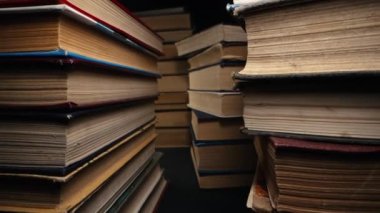 Kütüphane dolusu eski kitaplar, sürgülü makro görüntüler, antika dükkanında sıraların arasında hareket eden kamera. Klasik tarzda bir kitapçı. Edebiyat, bilgi, bilgi kavramı. Yüksek kalite 4k görüntü