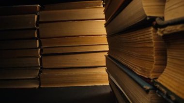 Kütüphane dolusu eski kitaplar, sürgülü makro görüntüler, antika dükkanında sıraların arasında hareket eden kamera. Klasik tarzda bir kitapçı. Edebiyat, bilgi, bilgi kavramı. Yüksek kalite 4k görüntü