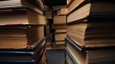 Kütüphane dolusu eski kitaplar, sürgülü makro görüntüler, antika dükkanında sıraların arasında hareket eden kamera. Klasik tarzda bir kitapçı. Edebiyat, bilgi, bilgi kavramı. Yüksek kalite 4k görüntü