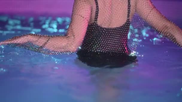 Unerkennbar Glamouröse Frau Tanzt Hände Pool Wasser Party Erstaunlich Glänzendes — Stockvideo