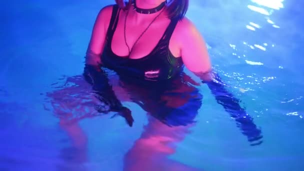 Sensual Woman Leather Bdsm Mask Moving Seductively Swimming Pool Water — Stock Video