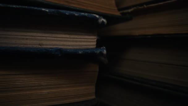 Biblioteca Pila Libros Antiguos Slider Macro Metraje Cámara Moviéndose Entre — Vídeo de stock