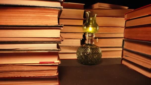 Plynová Lampa Stohu Starých Knih Posuvné Záběry Starožitnictví Knihkupectví Vysoce — Stock video