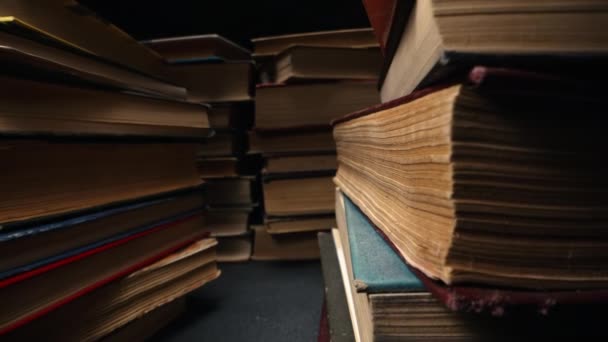 Bibliothèque Pile Vieux Livres Vidéo Macro Curseur Caméra Déplaçant Entre — Video