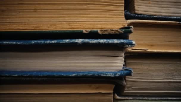 Bibliotheksstapel Mit Alten Büchern Schieberegler Makroaufnahmen Kamera Die Sich Zwischen — Stockvideo