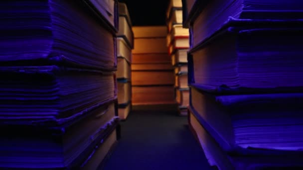 Бібліотечний Стек Старих Книг Макрозапис Повзунка Камера Рухається Між Рядами — стокове відео