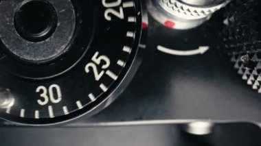 Ayna analog film kamerasındaki aşırı makro ayar mekanizması. Döndürme, mekanik tekerlek kullanarak değiştirme. Ayrıntıları kapat. Retro vintage tarzı.