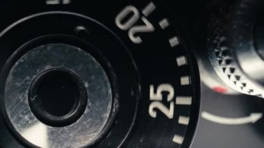 Ayna analog film kamerasındaki aşırı makro ayar mekanizması. Döndürme, mekanik tekerlek kullanarak değiştirme. Ayrıntıları kapat. Retro vintage tarzı.